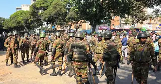 এস্কেভেটর নিয়ে ধানমন্ডি ৩২-এ প্রবেশের চেষ্টা; আইনশৃঙ্খলা বাহিনীর বাধা